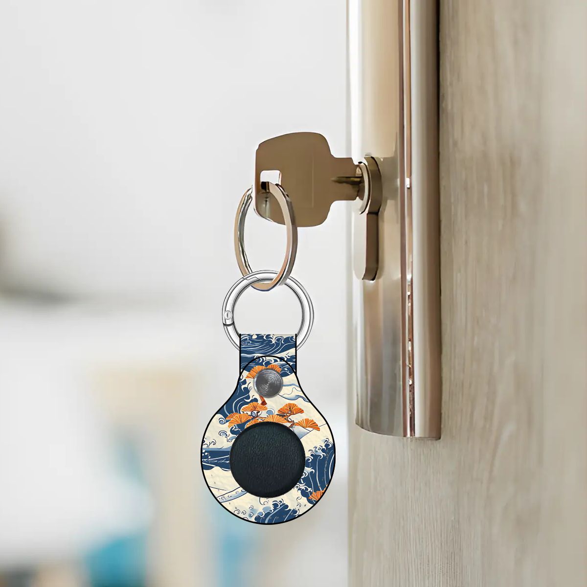 Keychain with a design on a metallic surface | Casenari